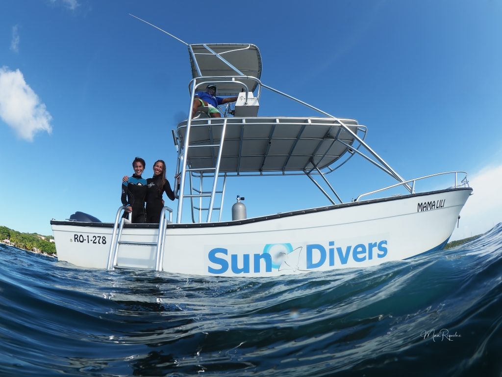 Roatan Dive Center | Custom Boats | Sun Divers Roatan