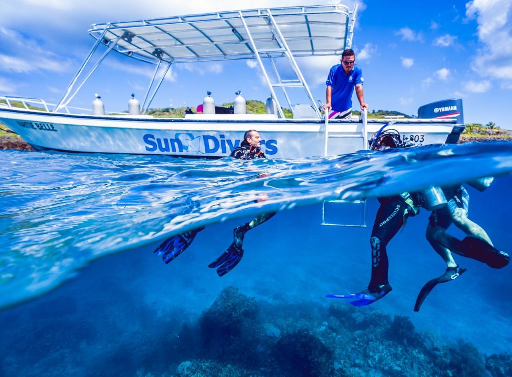 Roatan Dive Center | Custom Boats | Sun Divers Roatan